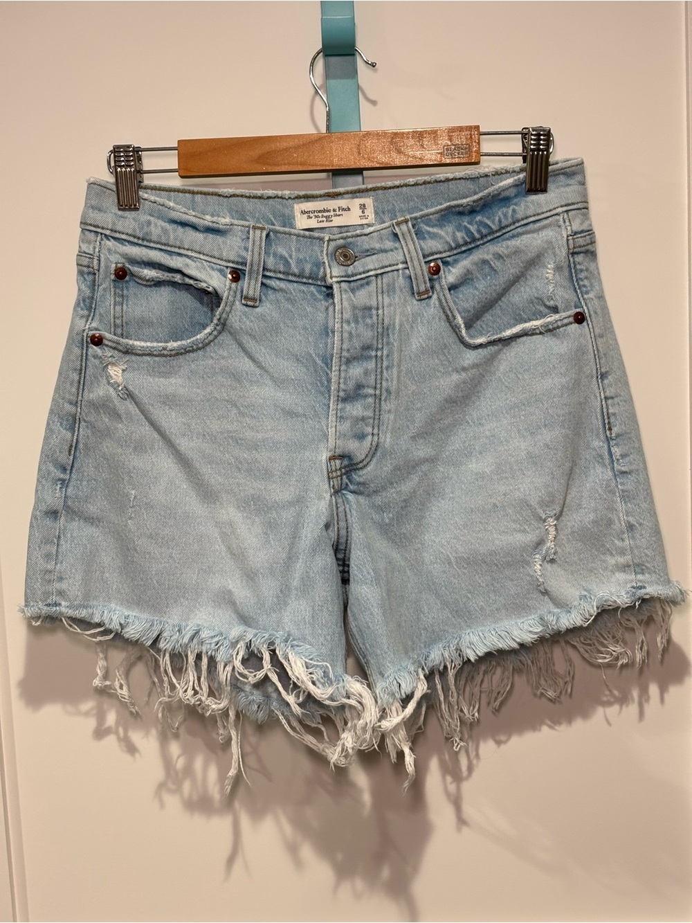 Abercrombie 90s Baggy Shorts Low Rise Denim Light Wash Distressed Size 28